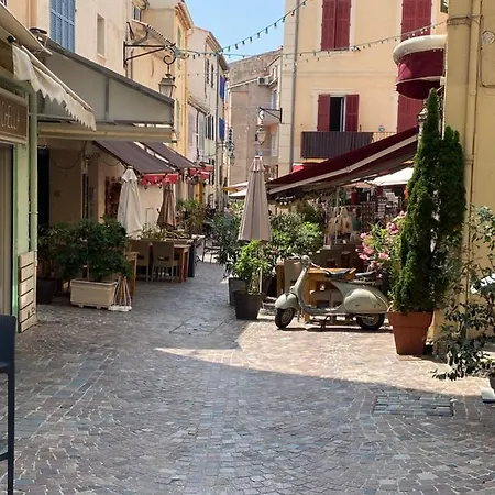 T2 Coquet Plein Centre Vue Mer Exceptionnelle. Le Lavandou