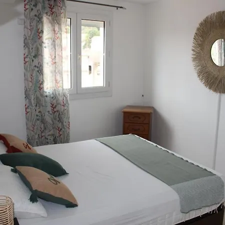 T2 Coquet Plein Centre Vue Mer Exceptionnelle. Le Lavandou