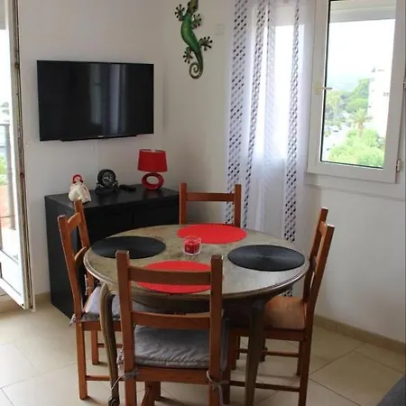 Apartamento T2 Coquet Plein Centre Vue Mer Exceptionnelle. Le Lavandou