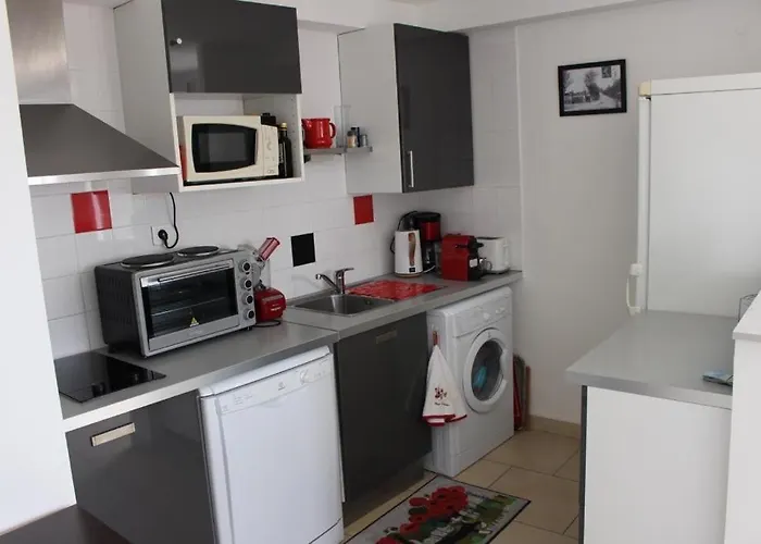 Apartament T2 Coquet Plein Centre Vue Mer Exceptionnelle. Le Lavandou