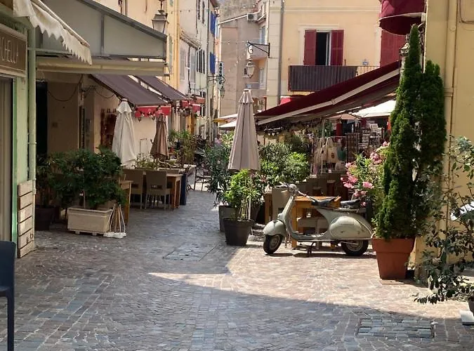 T2 Coquet Plein Centre Vue Mer Exceptionnelle. Le Lavandou