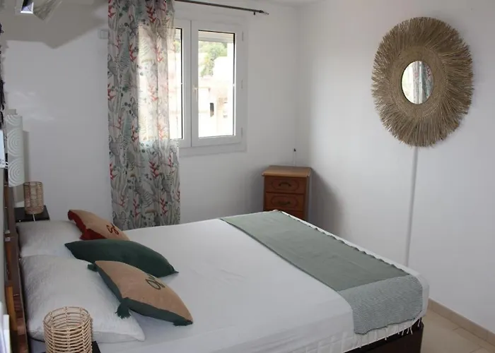 T2 Coquet Plein Centre Vue Mer Exceptionnelle. Le Lavandou