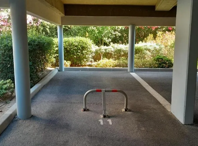 T2 Coquet Plein Centre Vue Mer Exceptionnelle. Le Lavandou